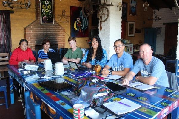 Parte del grupo de estudiantes y catedráticos que estudian la cosmovisión maya, en Sololá. (Foto Prensa Libre: Édgar Sáenz)