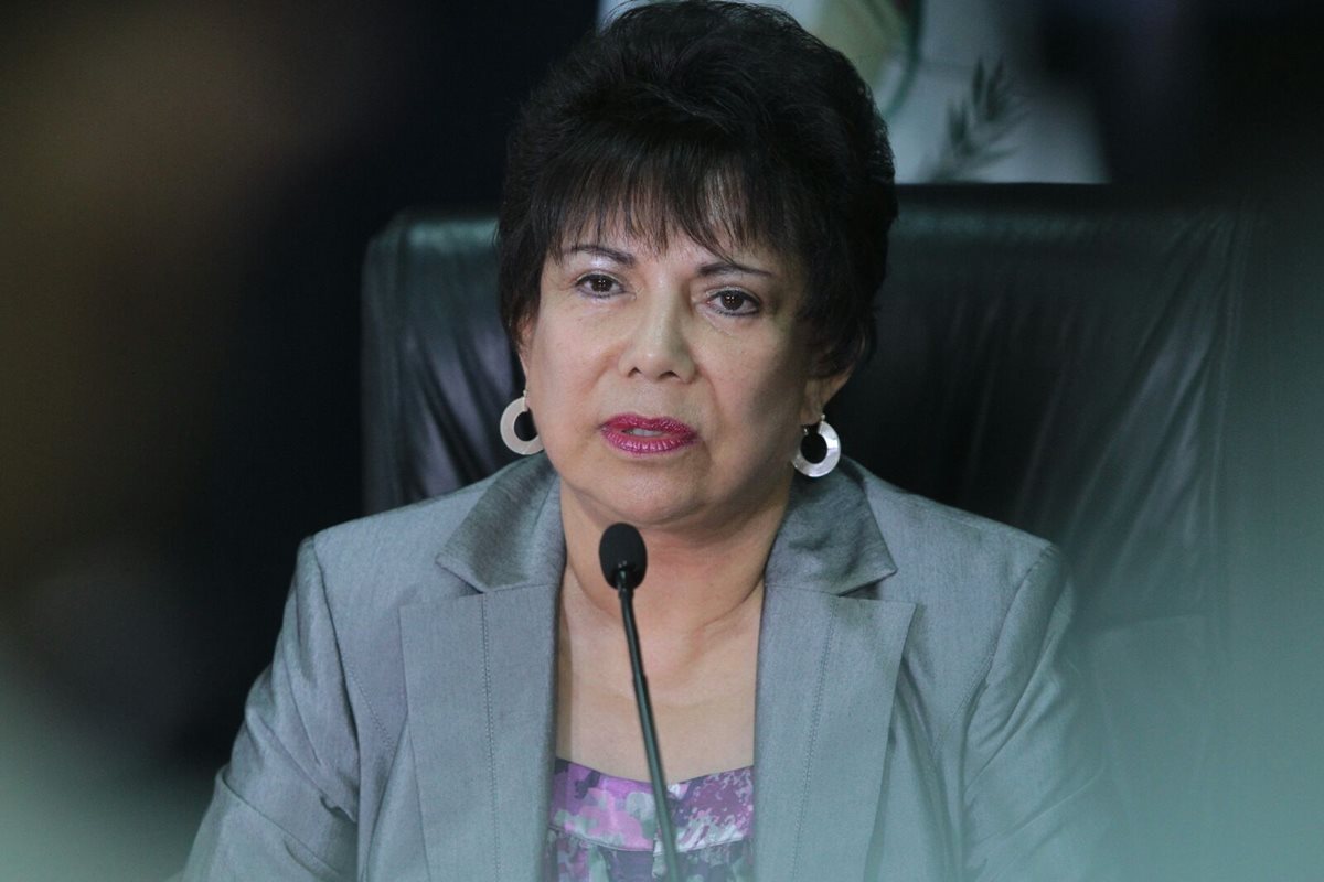 María Eugenia Mijangos Martínez, en conferencia de prensa, donde rechaza la acción del partido Líder. (Foto Prensa Libre: Alvaro Interiano)