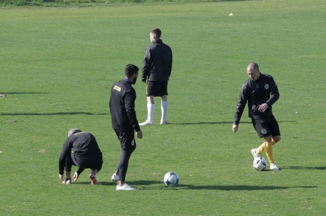 Si el Riestra logra mantener el resultado 2-0 asegurará el primer ascenso de su historia a la Segunda División del fútbol argentino. (Foto Prensa Libre: cortesía La Nación)