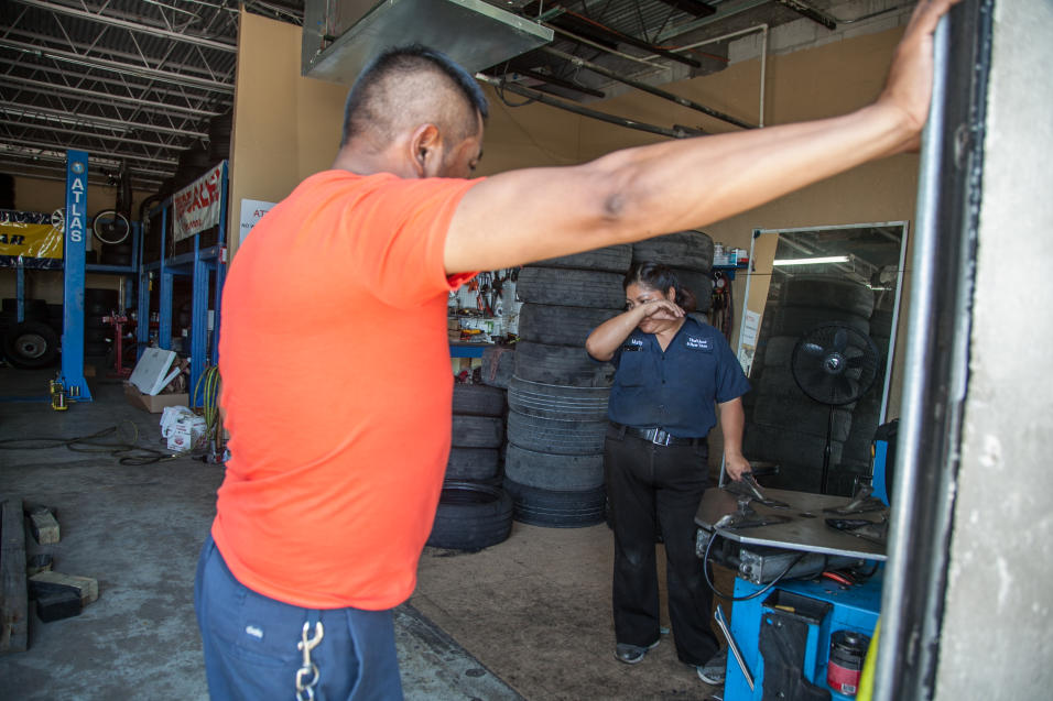 Maty no puede evitar el llanto cuando los clientes le preguntan por Víctor. (Foto Prensa Libre: Univisión).