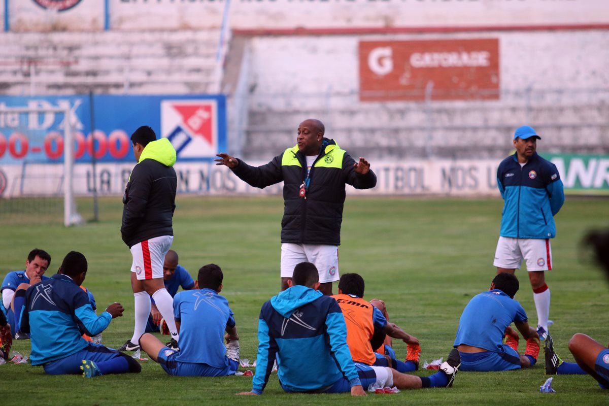 Hernán Medford da indicaciones durante el entrenamiento de ayer. (Foto Prensa Libre: Carlos Ventura)