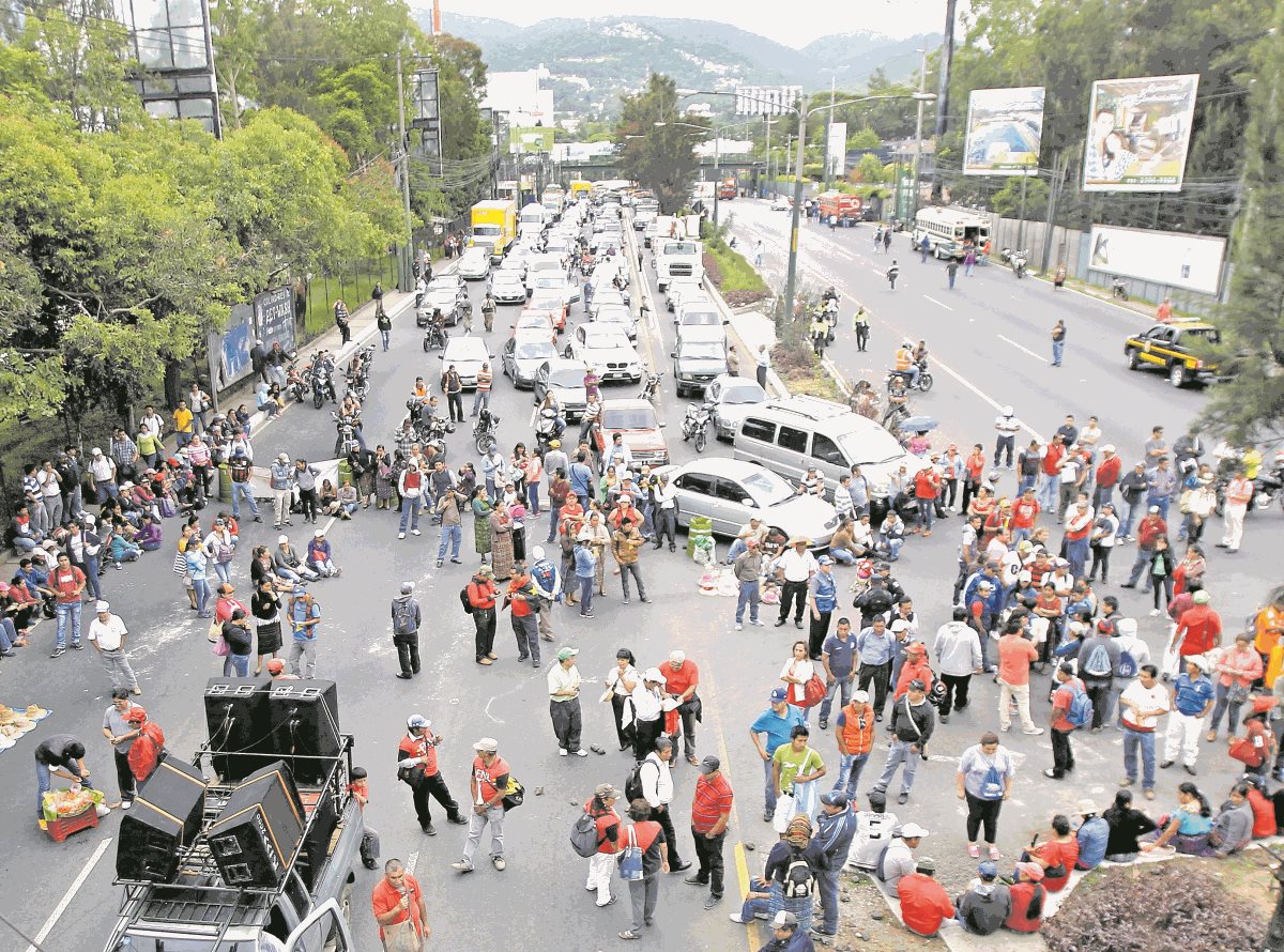 Salubristas tienen previsto bloquear desde las 6 horas varias carreteras del país, demandan al gobierno resuelve la crisis en Salud. (Foto Prensa Libre: Hemeroteca PL)