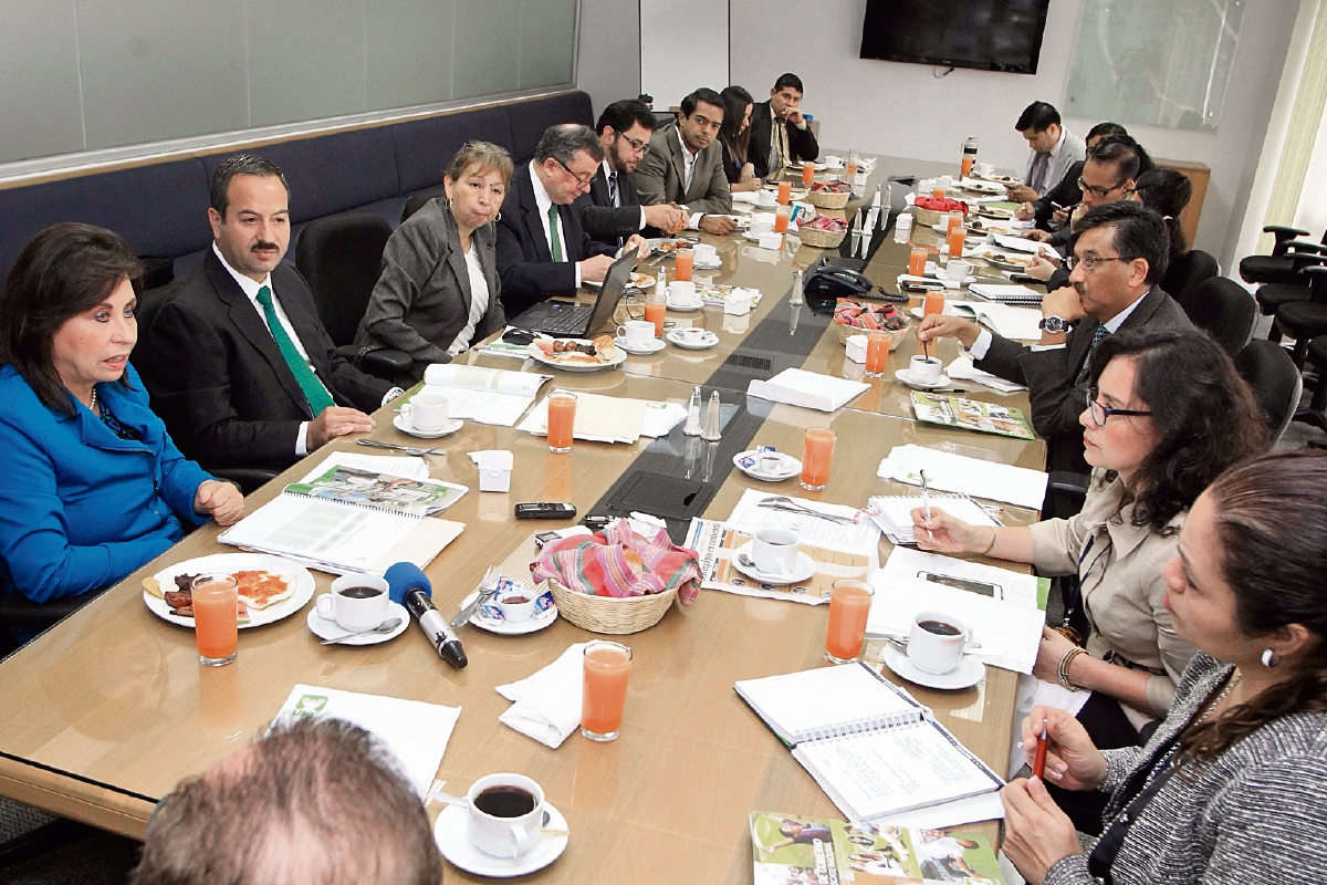 Equipo de trabajo de la UNE se reunió con periodistas de Prensa Libre. (FOTO PRENSA LIBRE:EDWIN BERCIAN)