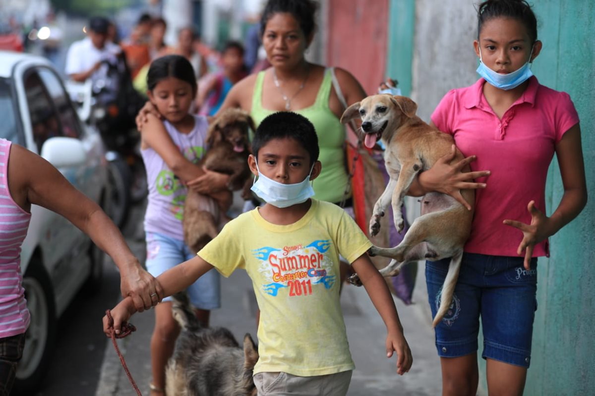 Familias completas iniciaron el traslado a los refugios ubicados en la cabecera de Escuintla.