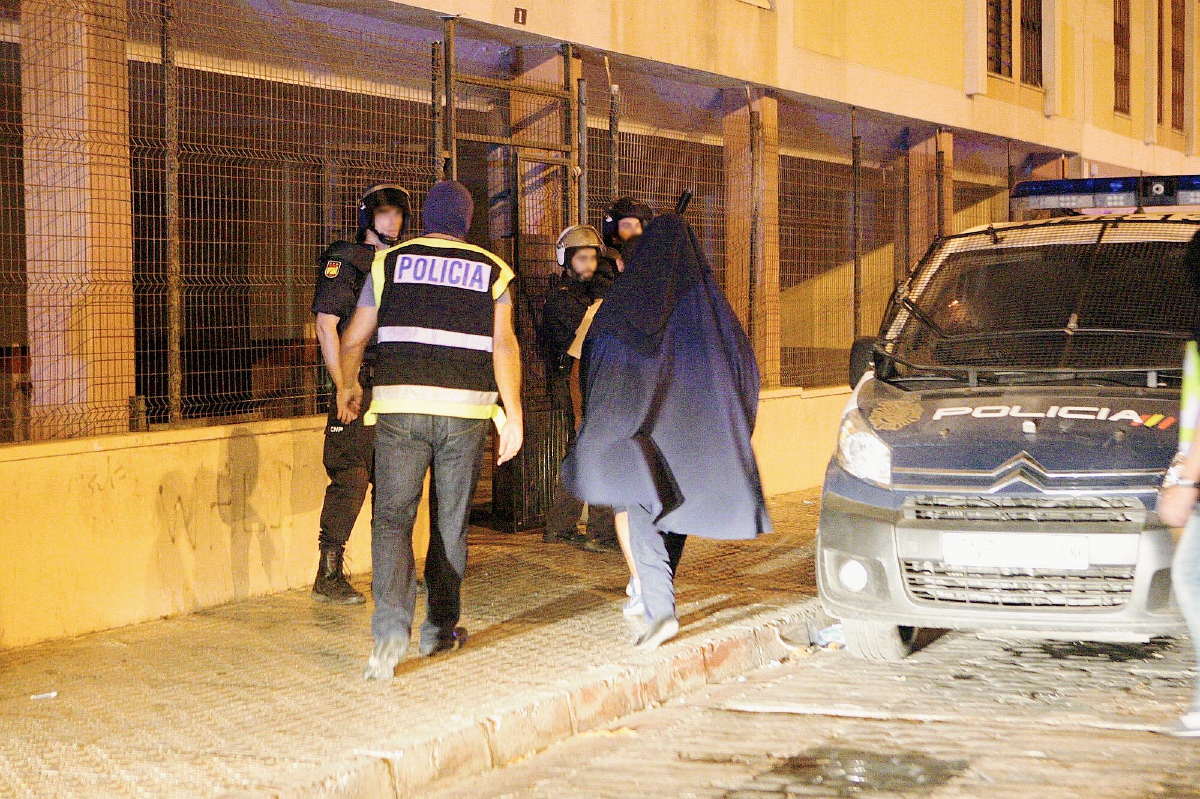 Momento en el que fue detenido el hombre en Melilla, acusado de reclutar mujeres para el EI. (Foto Prensa Libre: EFE).