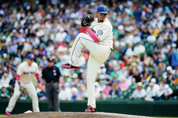 Félix Hernández durante el juego de los Marineros sobre los Atléticos de Oakland. (Foto Prensa Libre: AP)