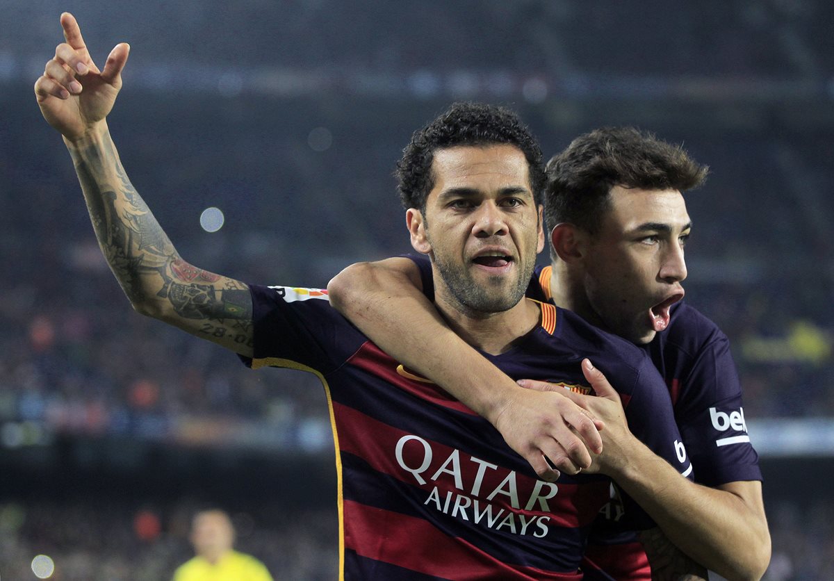 Así festejó el brasileño Dani Alves el gol que le marcó al Villanovense en un duelo de la Copa del Rey. (Foto Prensa Libre: EFE)