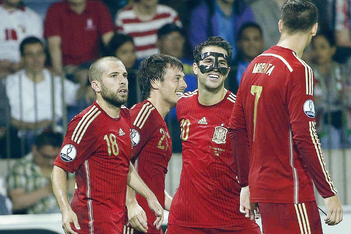 Los jugadores de la selección española celebran su primer gol ante Bielorrusia, obra del centrocampista David Silva. (Foto Prensa Libre: EFE)