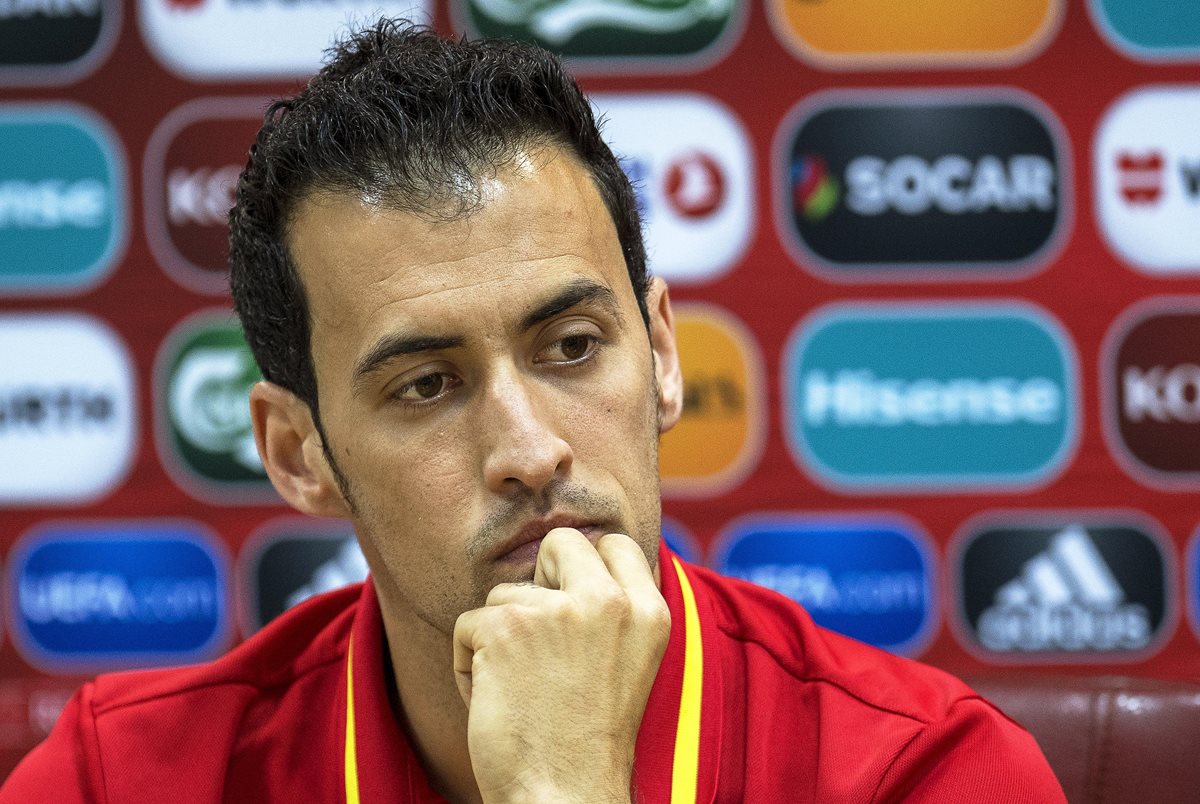 Busquets le restó importancia a los silbidos en contra de Piqué. (Foto Prensa Libre: EFE)