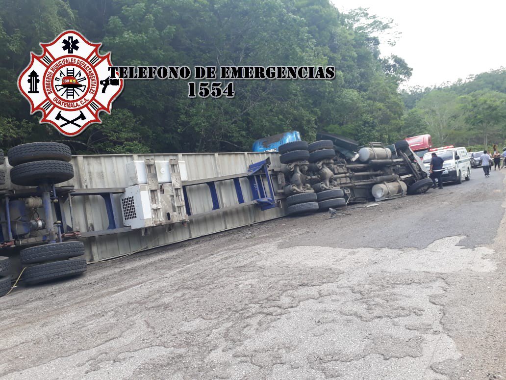 Lugar donde se registró la tragedia en la ruta a Flores, Petén. (Foto Prensa Libre: @CBMDEPTAL)