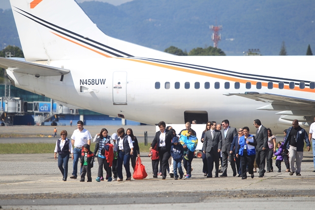 Una de las primeras medidas que el presidente electo de Estados Unidos tomaría al asumir el cargo es deportar a tres millones de indocumentados. (Foto Prensa Libre: Hemeroteca PL).