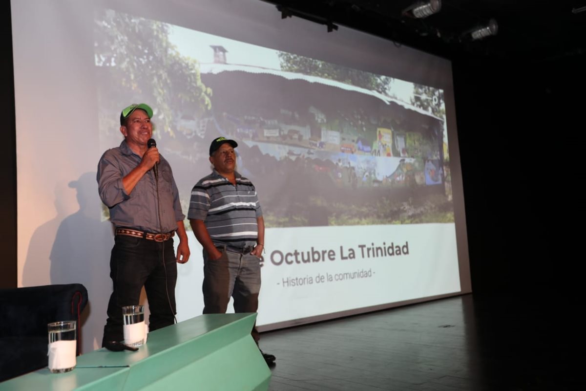 Líderes de la comunidad 15 de octubre La Trinidad mencionan que están a la espera de ser trasladados a un lugar definitivo, por ahora la mayoría de los damnificados están en los albergues. (Foto Prensa Libre: Óscar Rivas)