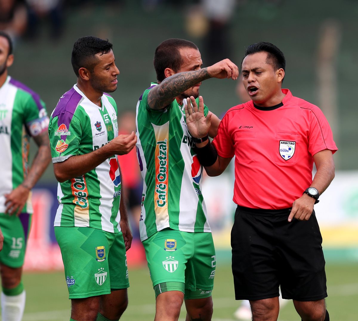 El árbitro Oswaldo Aldana tuvo un desempeño cuestionable en el Pensativo. (Foto Prensa Libre: Edwin Fajardo)