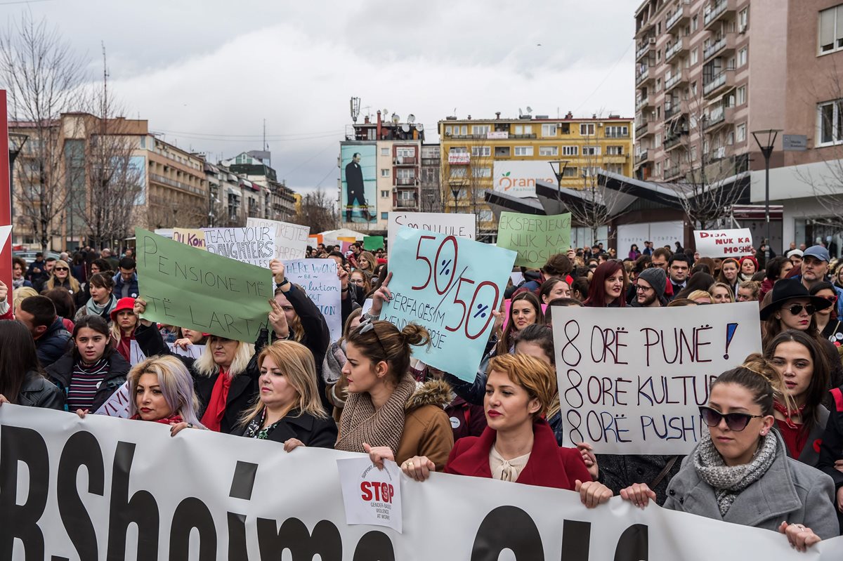 Un grupo de feministas participan en un mitin por la igualdad de género y contra la violencia hacia las mujeres en Pristina. (AFP).