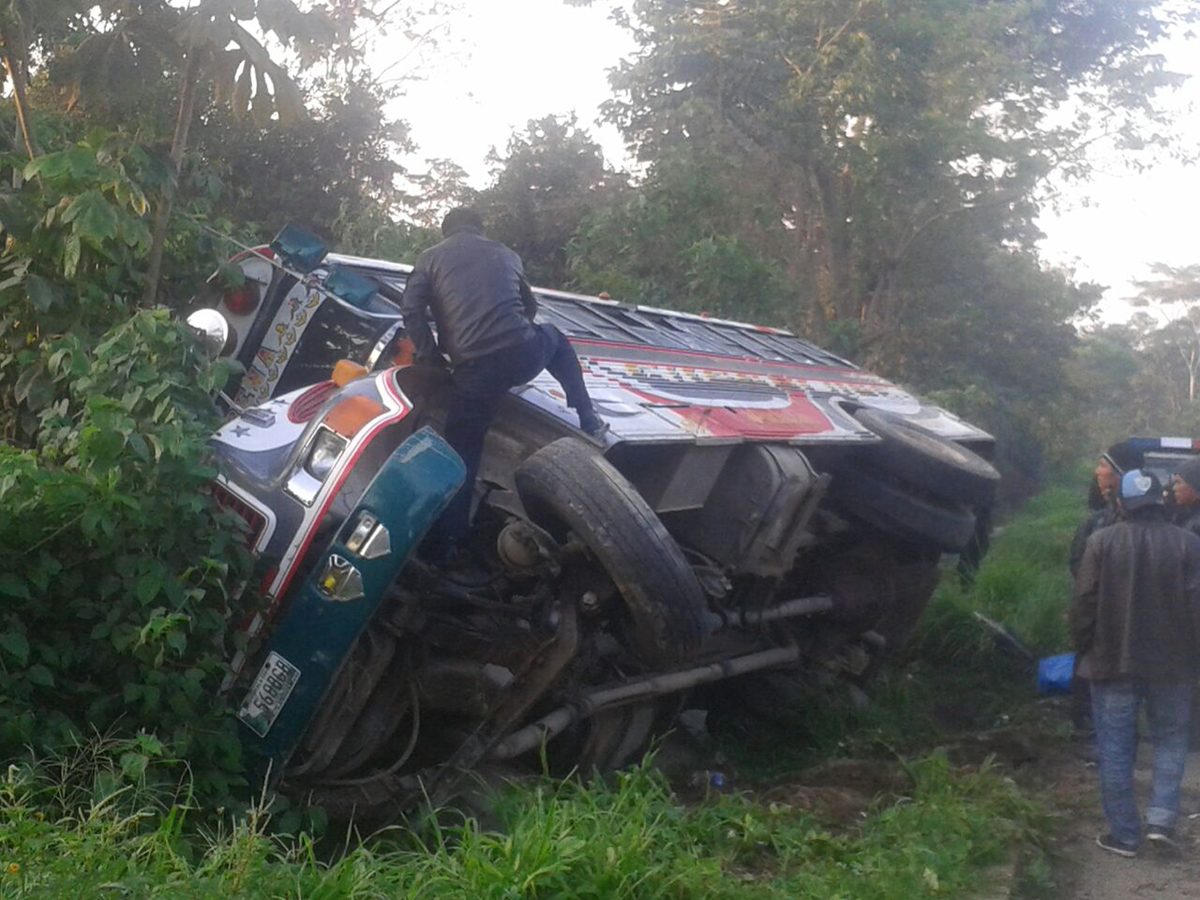 El bus quedó en una pequeña hondonada en la orilla de la carretera. (Foto Prensa Libre: Cristian Ico)