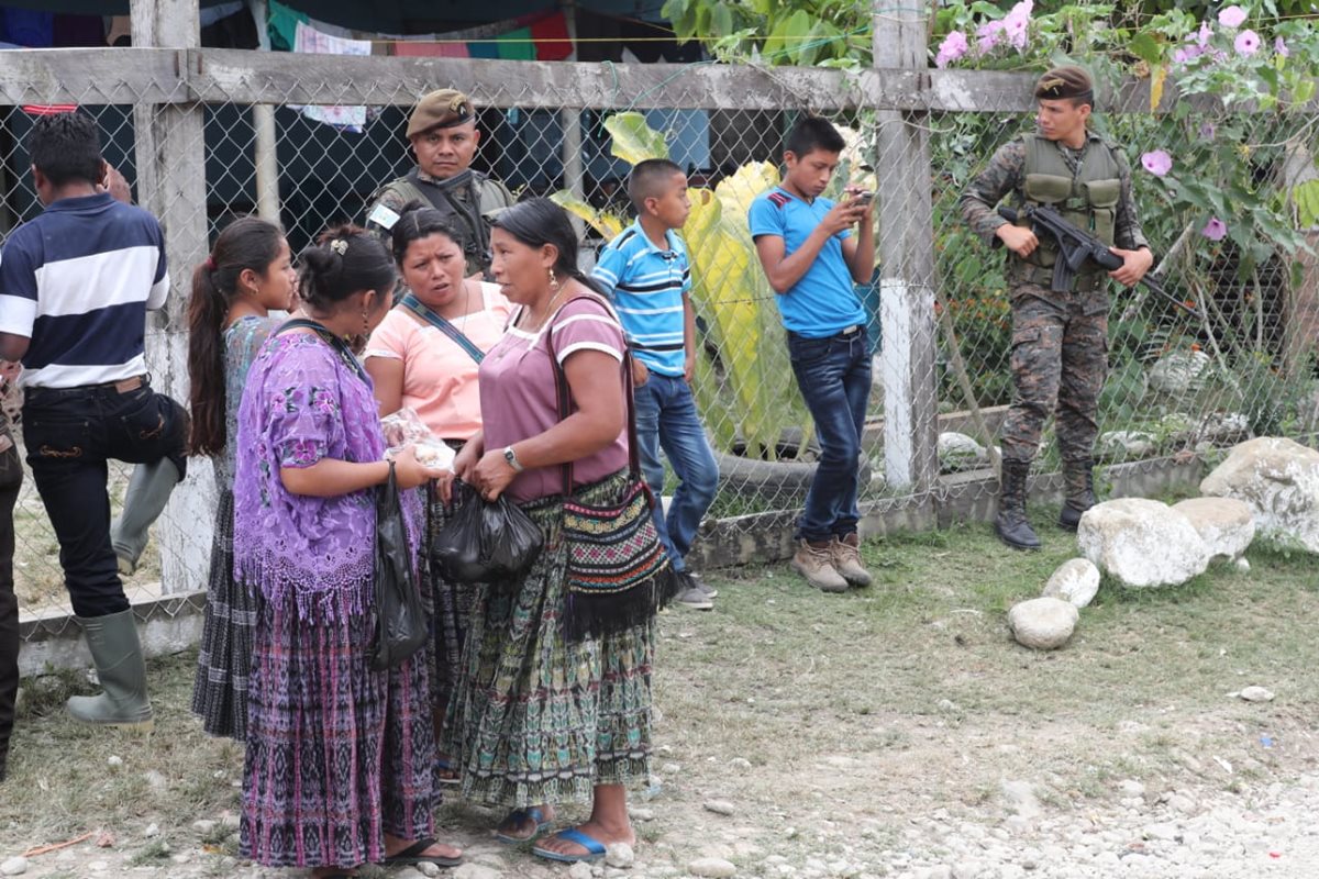 Mujeres participan en Consulta Popular en la aldea Joventé, San Luis, Petén. (Foto Prensa Libre: Érick Ávila).