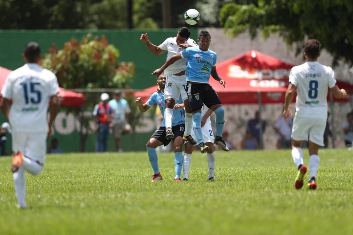 Acción durante el partido entre Comunicaciones y Sanarate. (Foto Prensa Libre: Francisco Sánchez)