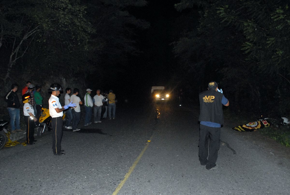 Socorristas resguardan cadáver de hombre que murió en accidente de motocicleta, en Guastatoya, El Progreso. (Foto Prensa Libre: Hugo Oliva)