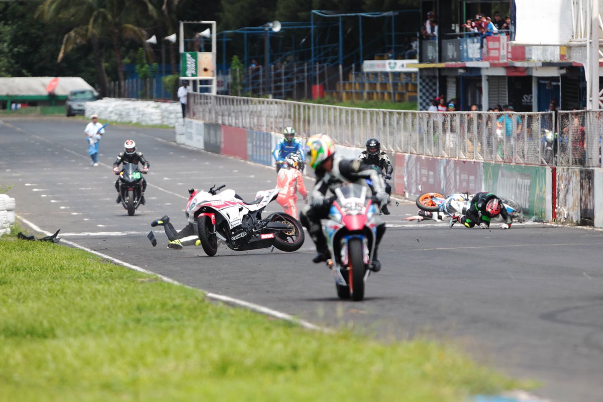 El piloto Moy Gandara explicó cómo se originó al accidente en la cuarta fecha del Campeonato Nacional de Motovelocidad. (Foto Prensa Libre: Norvin Mendoza)