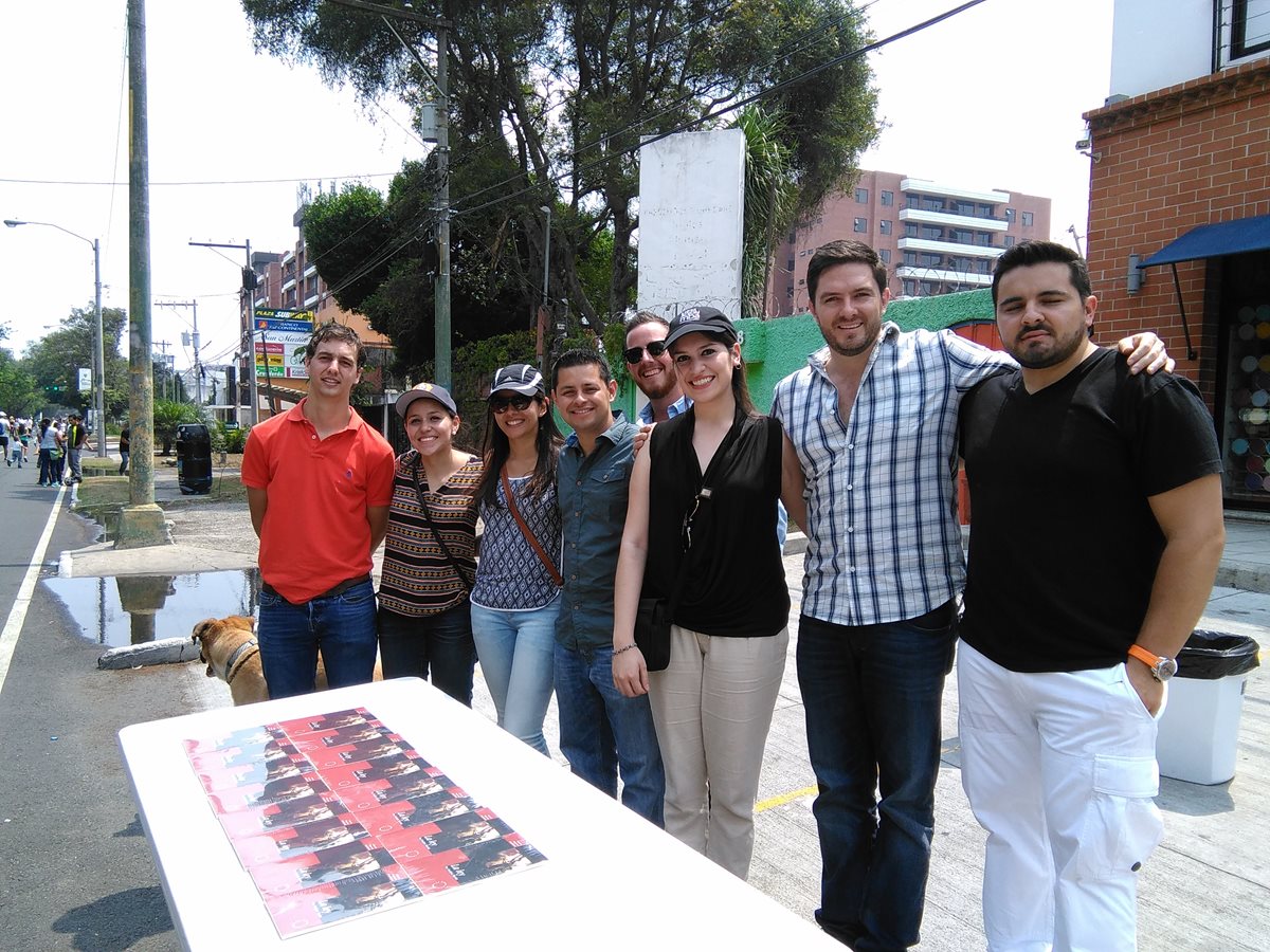 Jóvenes que tiene interés en ser emprendedores e instalar su negocio participan en un reto de ventas, este domingo. (Foto, Prensa Libre: Rosa María Bolaños)