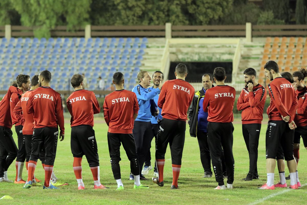 Los jugadores de la selección nacional de futbol de Siria durante una sesión de entrenamiento en Damasco, como preparación de la Copa Asiática 2019. (Foto Prensa Libre: EFE)