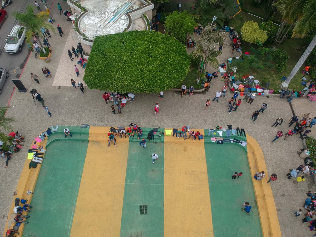 Hondureños deambulan en el parque central de Tecún Umán, San Marcos