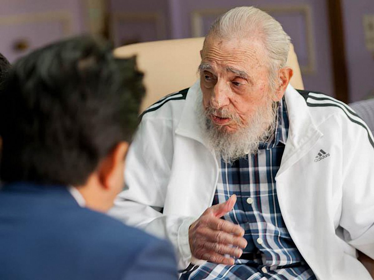 Fidel Castro reunido en La Habana con el primer ministro de Japón, Shinzo Abe, el 22 de septiembre de 2016, fotografía divulgada por el periódico cubano Granmataken. (Foto Prensa Libre: AFP)