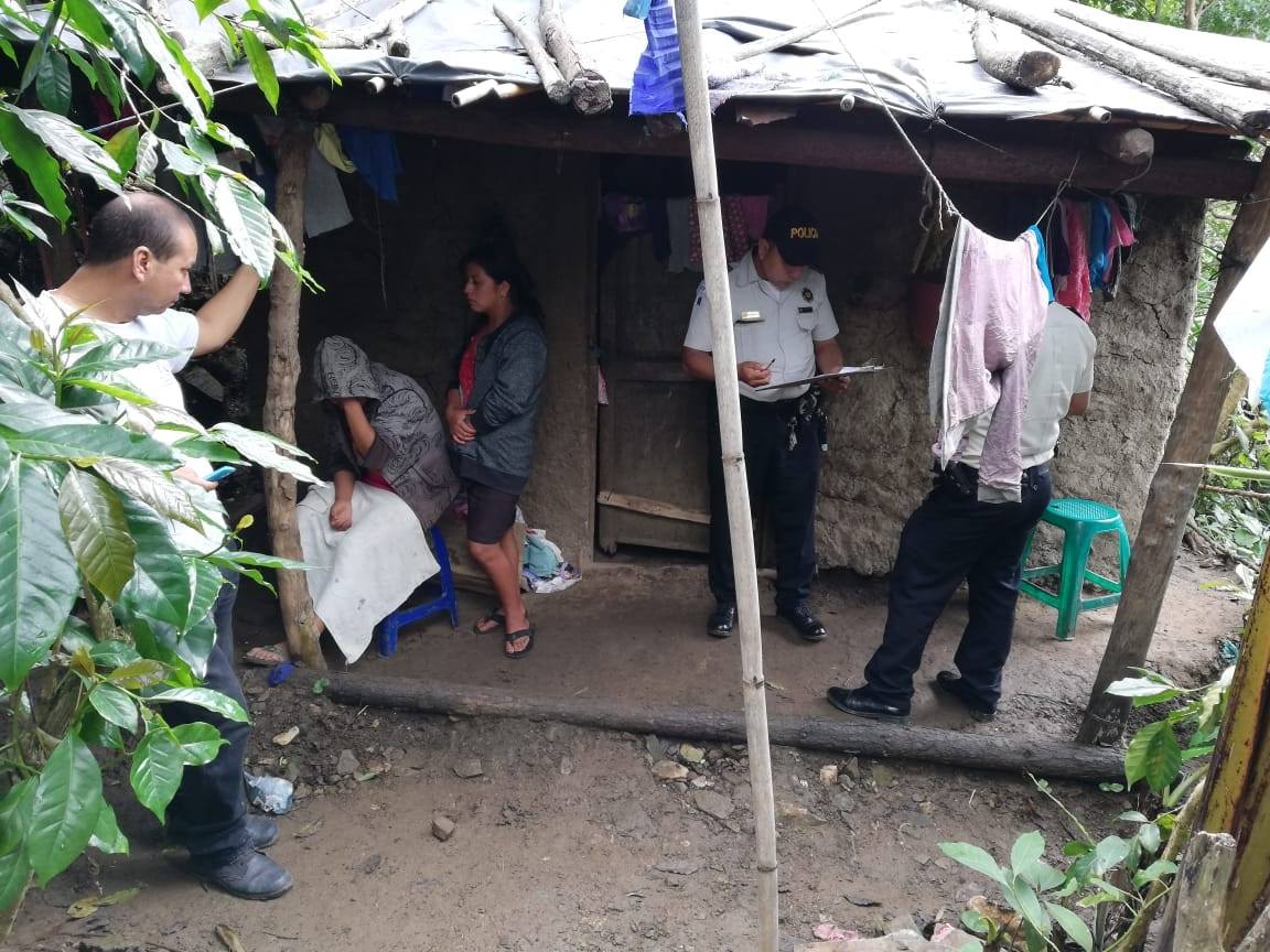 Autoridades recaban indicios en la vivienda donde murió el bebé, en Chiquimula. (Foto Prensa Libre: Mario Morales).