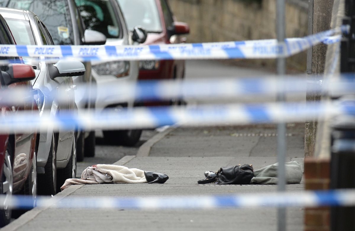 Algunas pertenencias de la legisladora Jo Cox se observan en lugar donde sufrió el ataque armado. (Foto Prensa Libre: AFP).