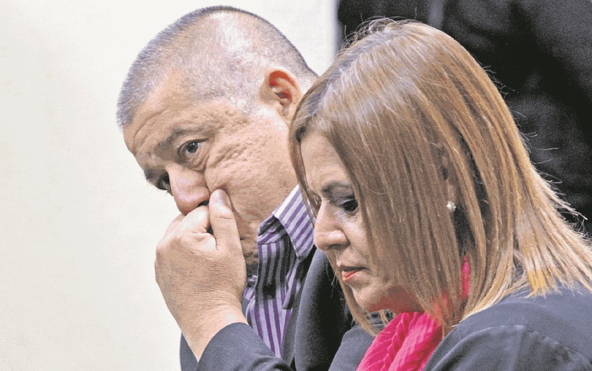 Carlos Rodas y Anahí Keller esperan el inicio del debate por el incendio en el Hogar Seguro Virgen de la Asunción. (Foto Prensa Libre: Hemeroteca)