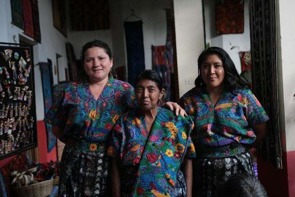 Alida Pérez, fundadora del museo (centro) junto a sus dos hijas.