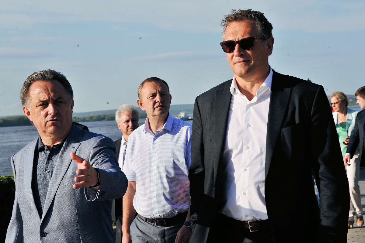 Vitaly Mutko, Ministro de Deportes de Rusia y Jerome Valcke, durante la visita del secretario a Rusia. (Foto Prensa Libre: AP)