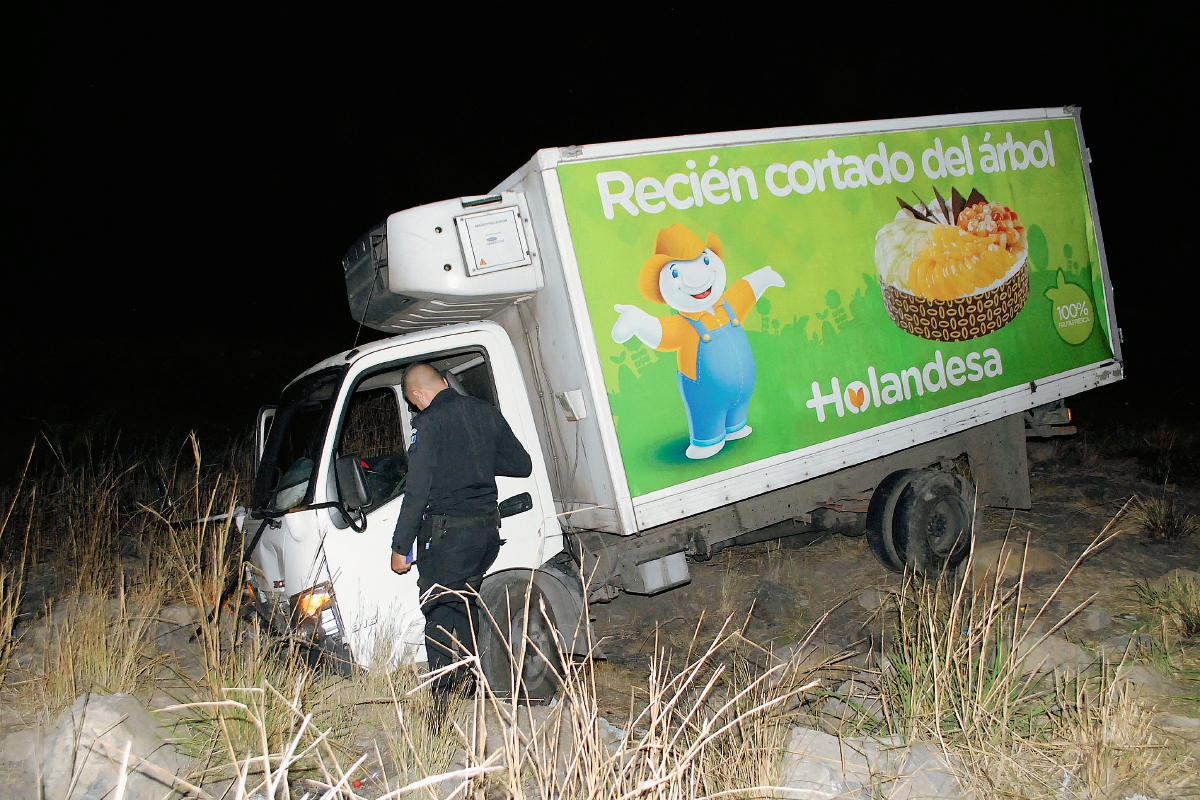 El camión que fue impactado y arrolló a un hombre en Sanarate, El Progreso, salió de la cinta asfáltica cuando fue impactado. (Foto Prensa Libre: Hugo Oliva)