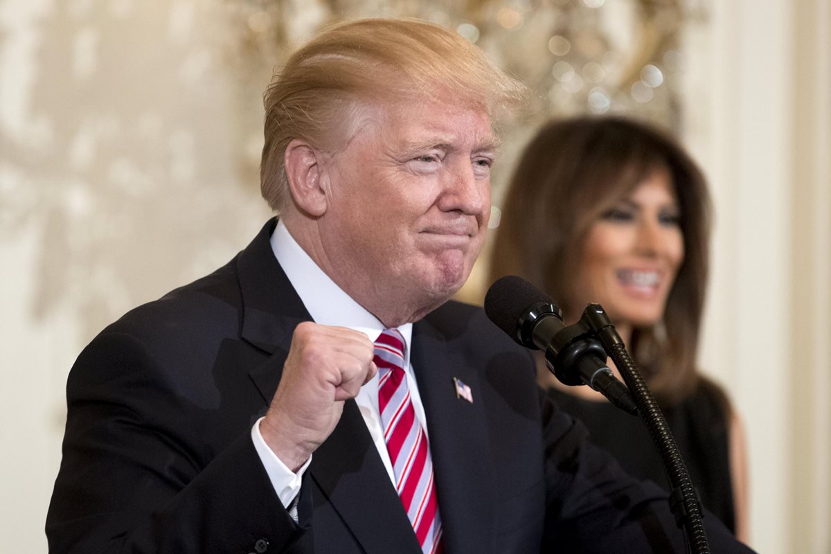 El presidente Donald Trump, acompañado de su esposa Melania, habla durante una recepción en honor del Mes Nacional de Historia Afroamericana, este martes 13 de febrero. (Foto Prensa Libre: EFE).