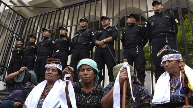 El mundo maya y el de las tradiciones occidentales están claramente divididos en Guatemala. GETTY IMAGES