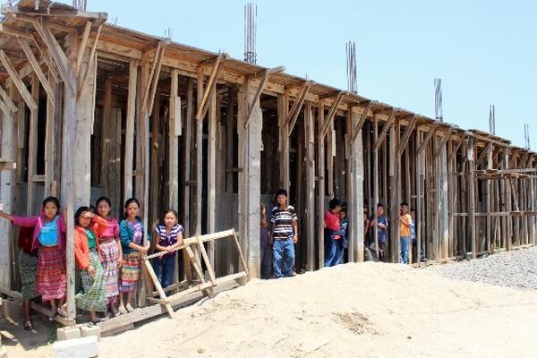 Niños juegan en construcción abandonada.