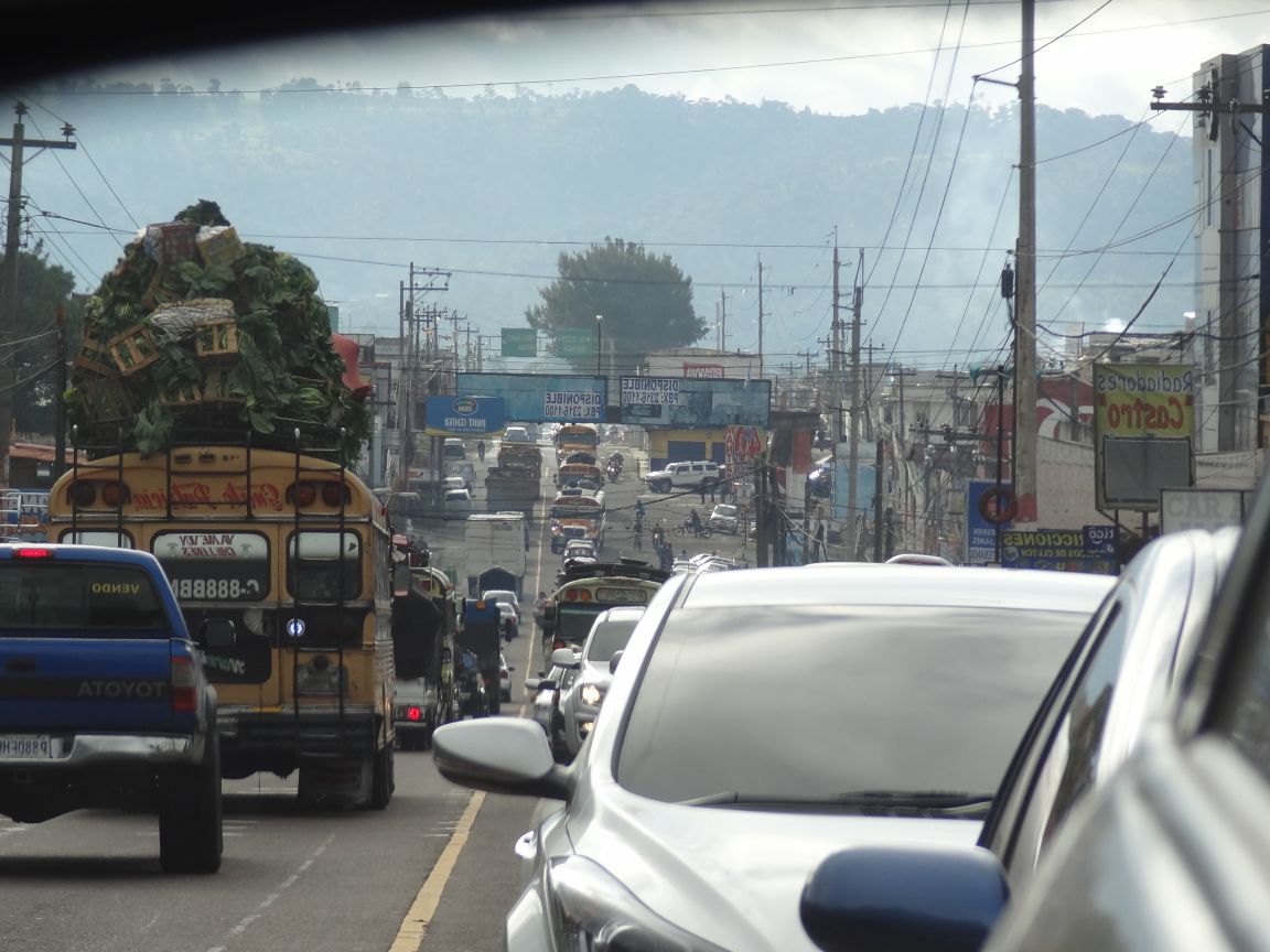 La circulación de vehículos es lenta en Chimaltenango y El Tejar pese a que hay asueto a escala nacional. (Foto Prensa Libre: Antonio Ixcot)