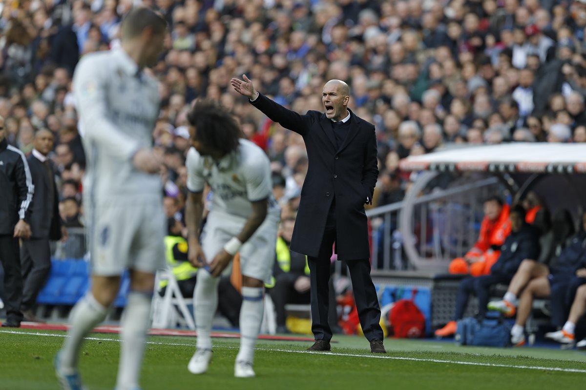 Zidane da instrucciones durante el partido frente al Málaga. (Foto Prensa Libre: AP)