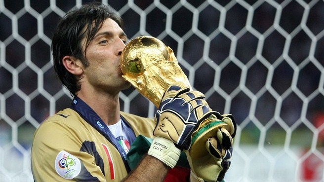 Gianluigi Buffon besa la Copa del Mundo después de ganar la final del mundial de Alemania 2006 en los penaltis frente a Francia. (Foto Prensa Libre: Hemeroteca PL)