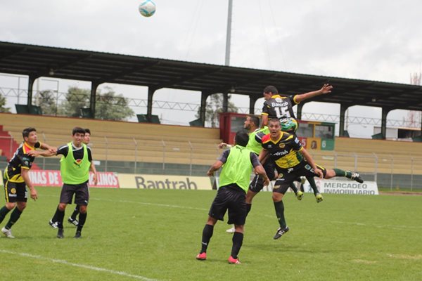 Joaquín Álvarez (15) se anticipa a los defensores de Comunicaciones B, en amistoso disputado este miércoles en el estadio Marquesa de la Ensenada (Foto Prensa Libre: Aroldo Marroquín)