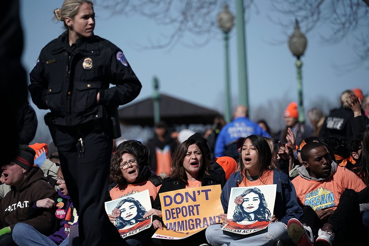Los activistas que apoya a soñadores participan en una protesta de desobediencia civil en Washington, DC.(AFP).