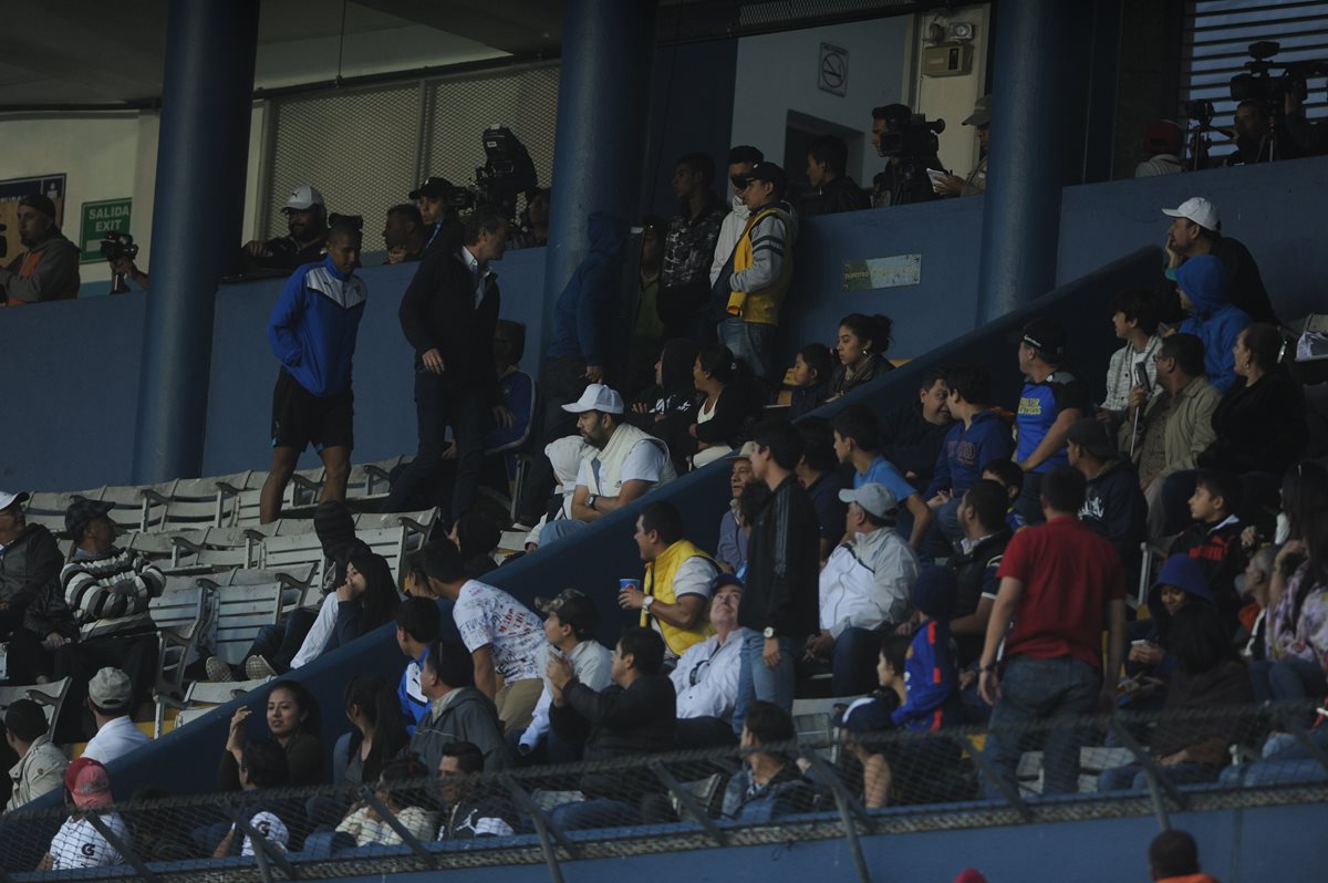 Momento en el que Pedro Portilla abandona el palco del Doroteo Guamuch Flores. (Foto Prensa Libre: Edwin Fajardo)