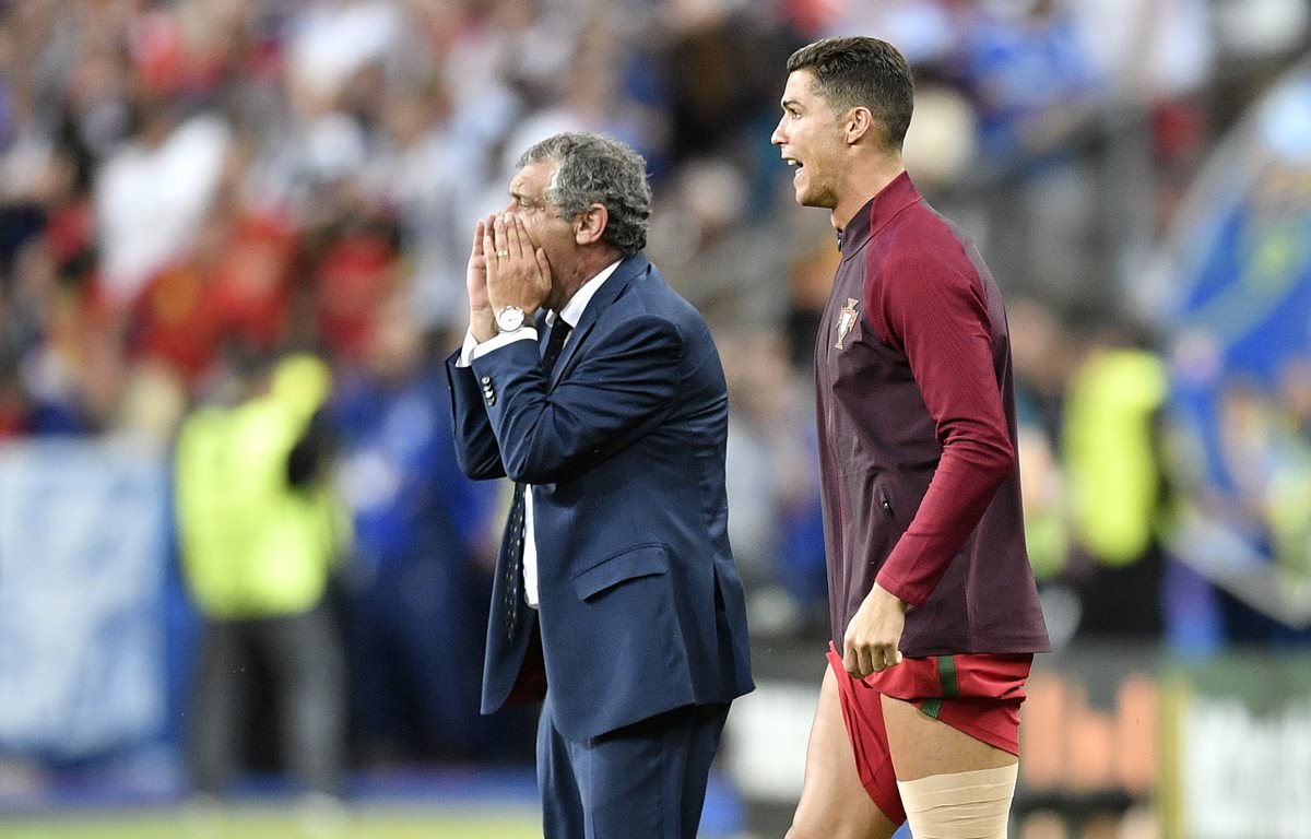 Fernando Santos y Cristiano Ronaldo durante la final de la Eurocopa 2016. (Foto Prensa Libre: AP)