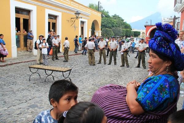 Policías de la comuna constantemente retiran a los comerciantes o les decomisan sus productos.