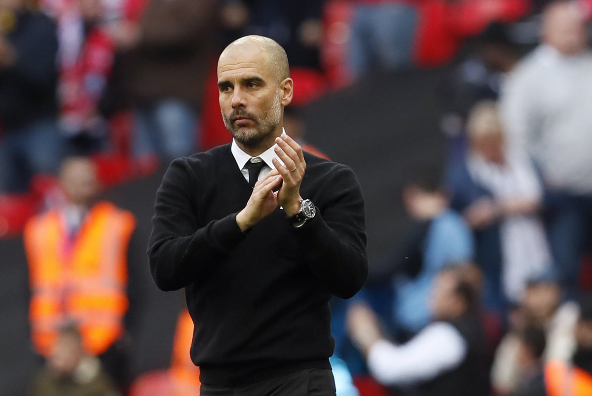 Pep Guardiola siente cada vez más presión al encarar la posibilidad de terminar sin un trofeo. (Foto Prensa Libre: AP).