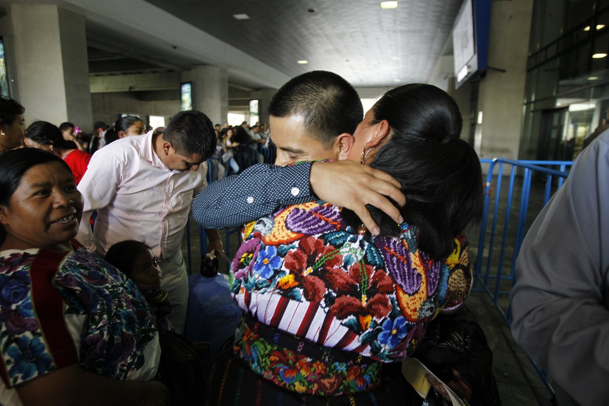 Varias familias de migrantes guatemaltecos celebraran con alegria las fiestas de fin de año. (Foto Prensa Libre: Paulo Raquec)