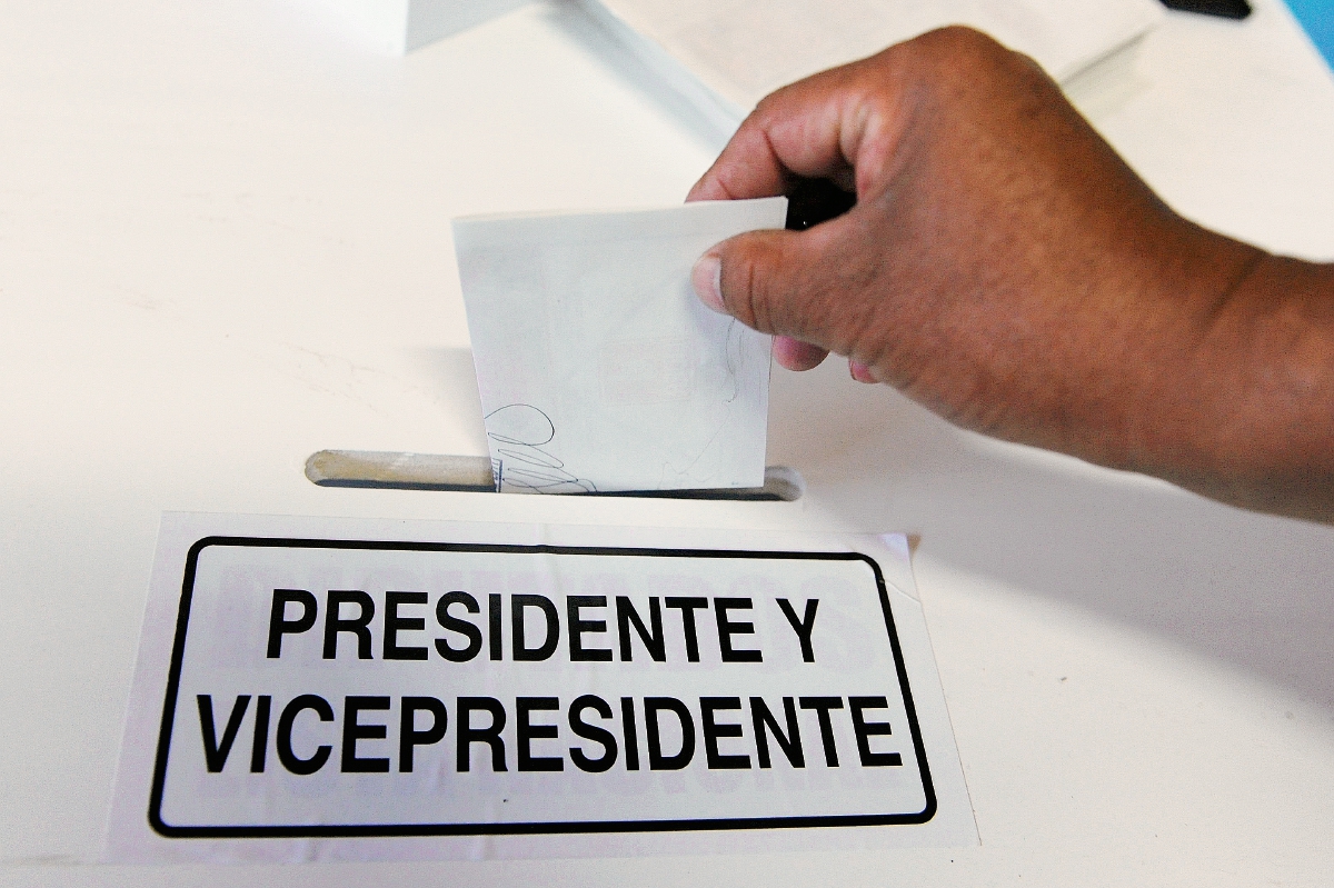 Personas acuden a centro de votacion para emitir su voto en la segunda vuelta de las Elecciones Generales del 6 de noviembre de 2011. (Foto Prensa Libre: Hemeroteca PL)