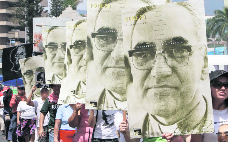 El mártir salvadoreño monseñor Romero fue beatificado el 23 de mayo de 2016 en la capital de El Salvador. (Foto Prensa Libre: Hemeroteca PL)