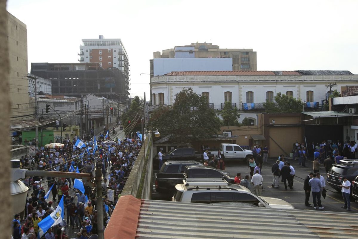 Varias horas llevan los parlamentarios en el parqueo