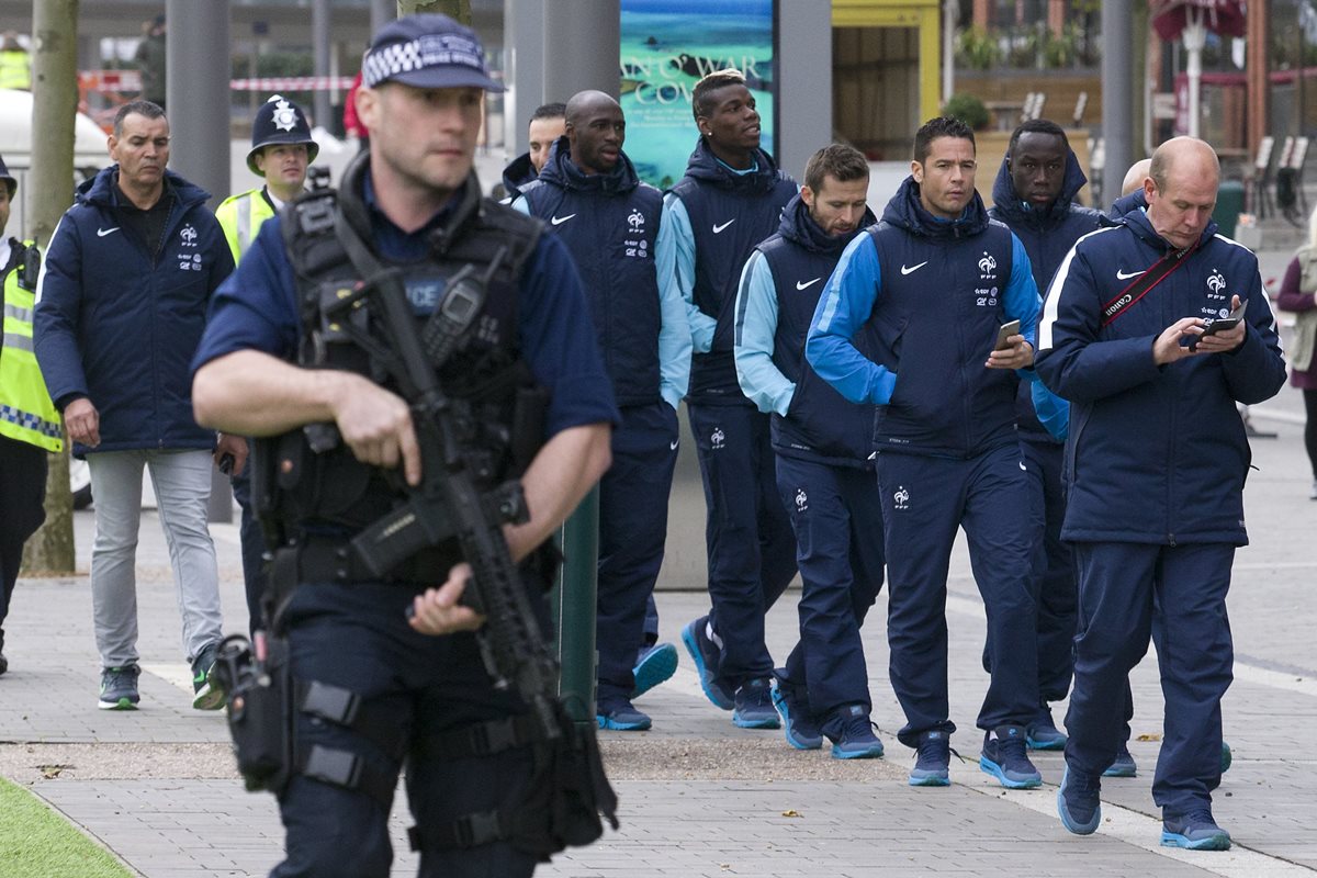 Los seleccionados franceses hacen un recorrido por el área cercana al estadio de Wembley, mientras son resguardados por la policía londinense. (Foto Prensa Libre: AFP)